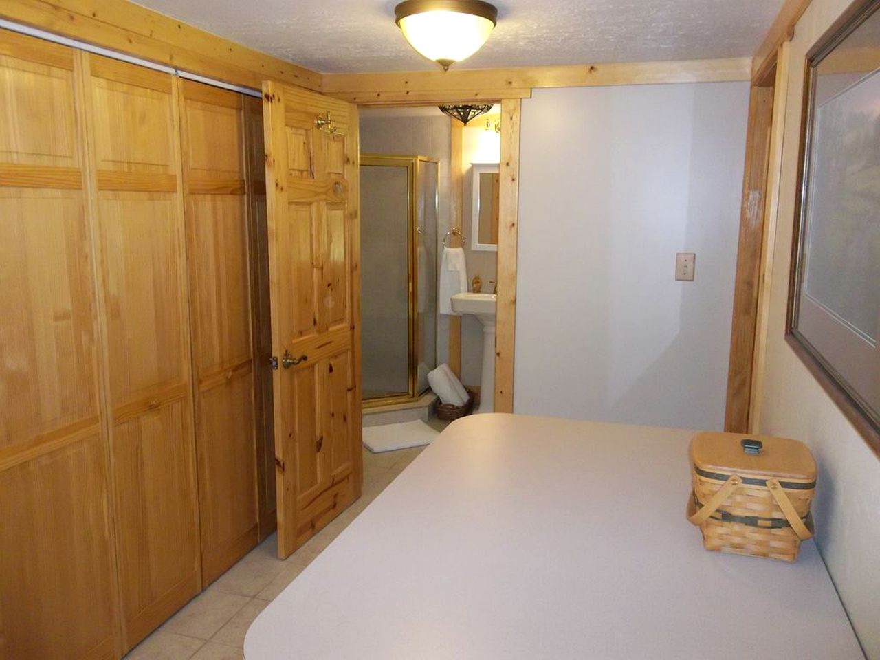 Lovely Log Cabin in the Woods with Hot Tub near the Red River Gorge in Kentucky