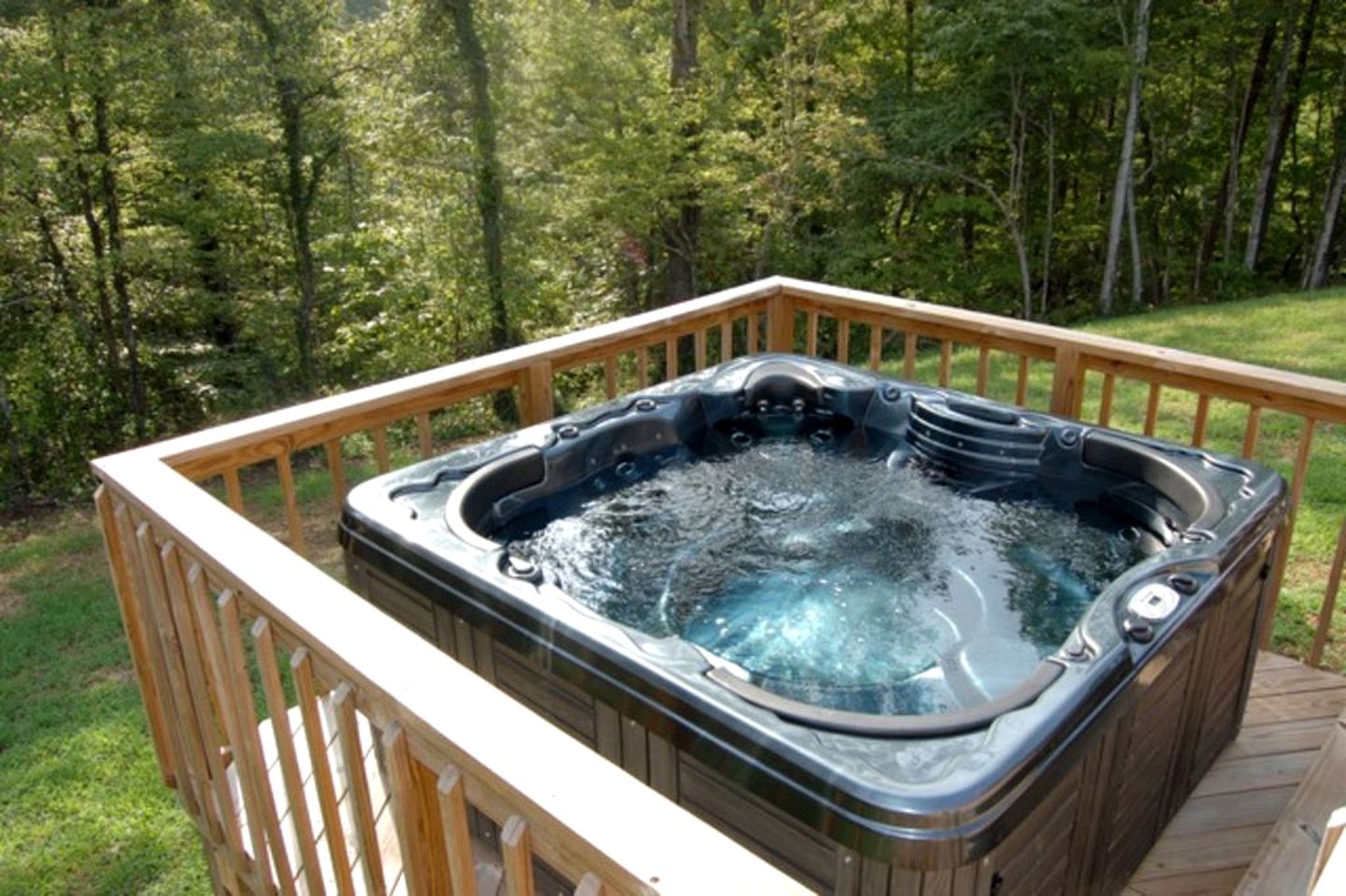 Lovely Log Cabin in the Woods with Hot Tub near the Red River Gorge in Kentucky