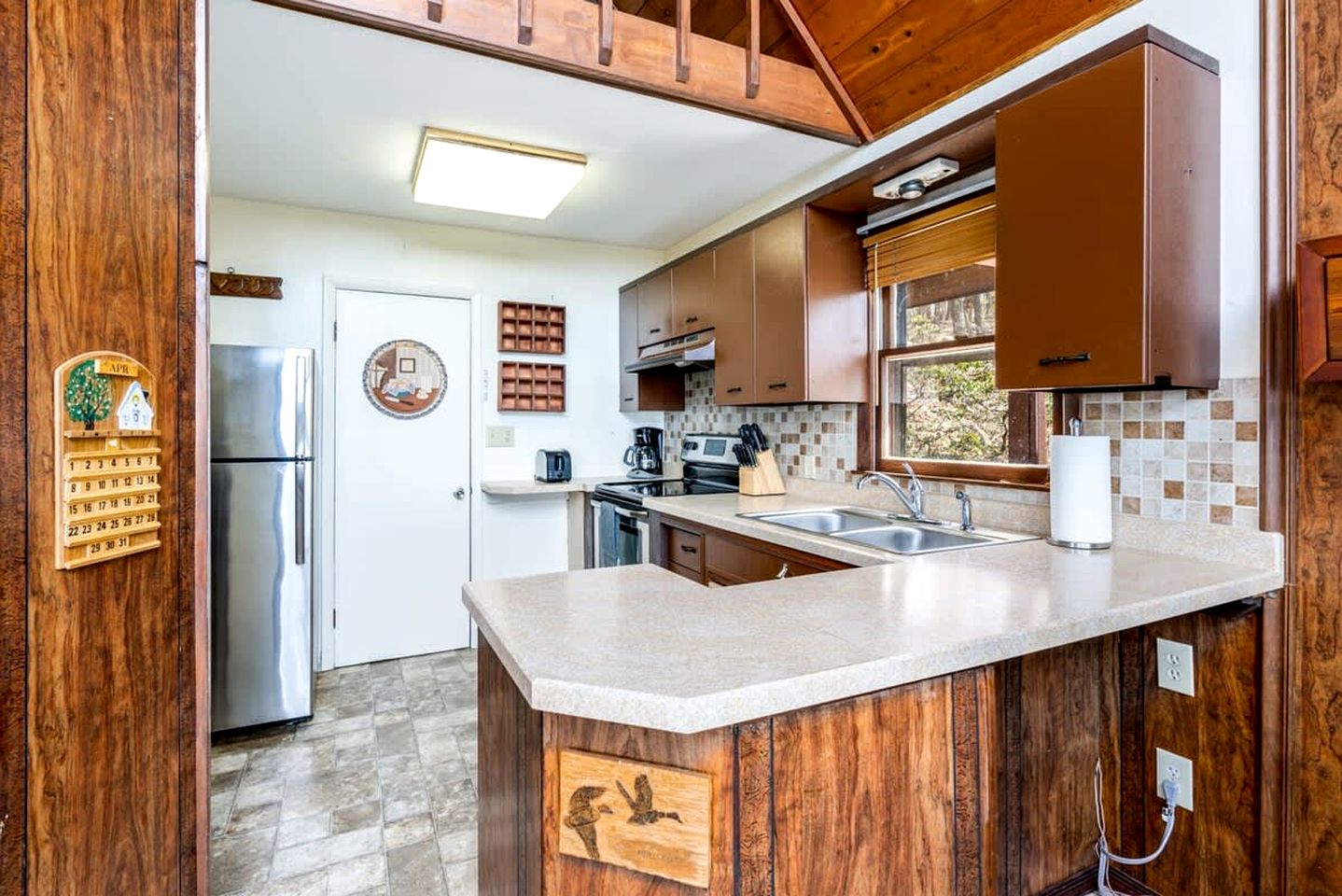 Mountaintop Cabin with Amazing Views, Hot Tub, Fire Pit and Deck - Surrounded by Nature in Capon Bridge, WV