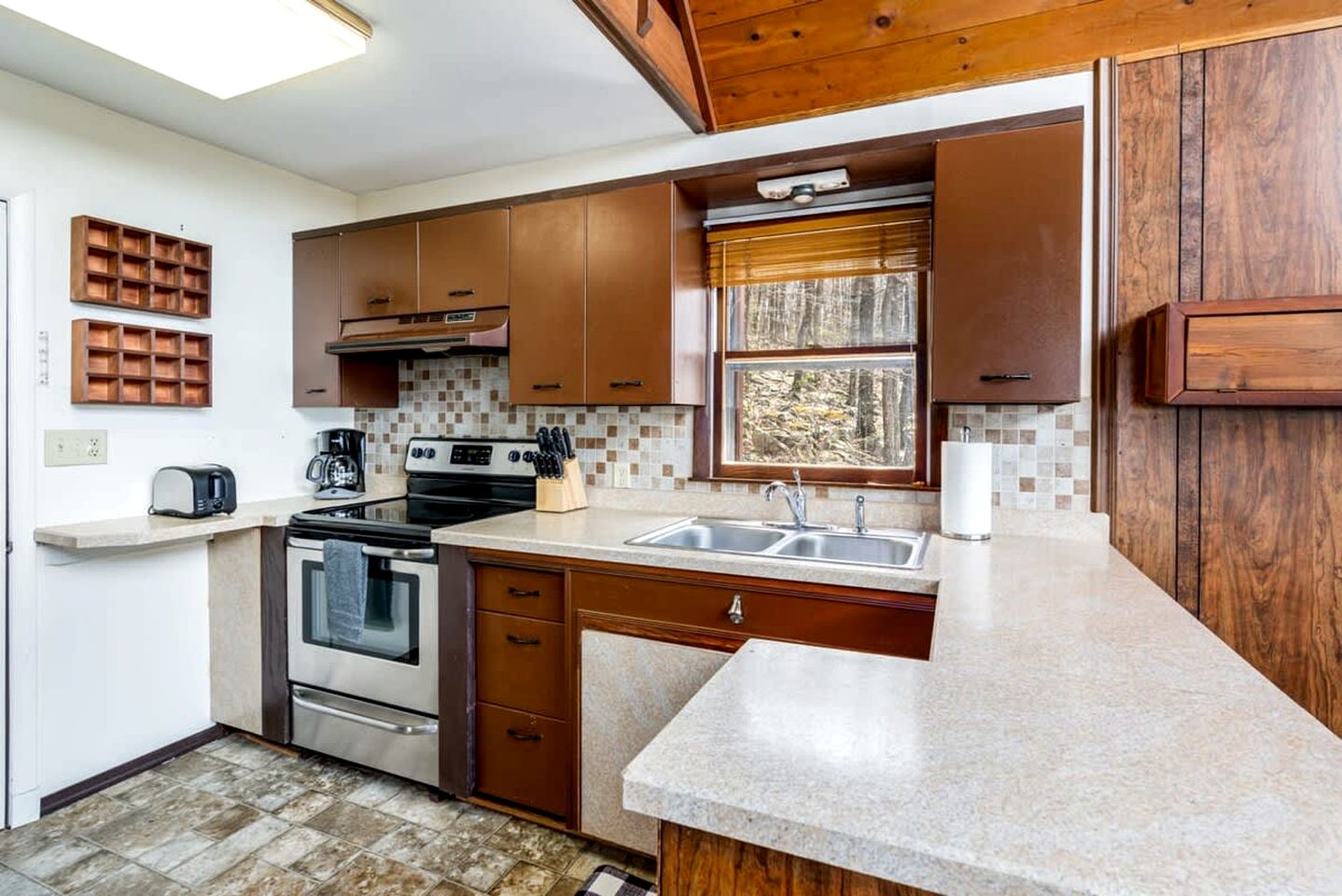 Mountaintop Cabin with Amazing Views, Hot Tub, Fire Pit and Deck - Surrounded by Nature in Capon Bridge, WV