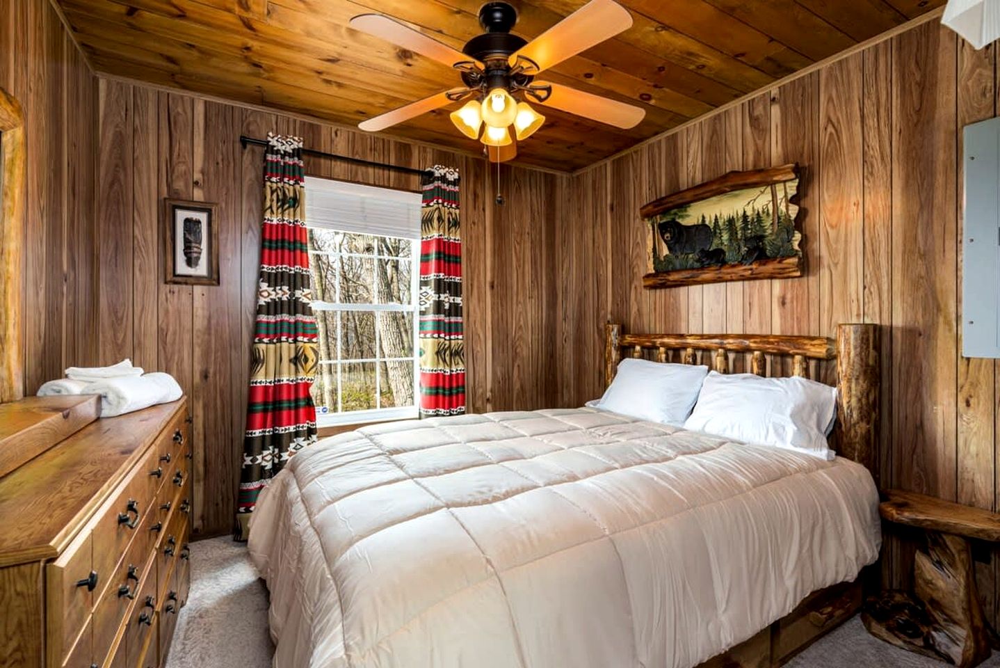 Mountaintop Cabin with Amazing Views, Hot Tub, Fire Pit and Deck - Surrounded by Nature in Capon Bridge, WV