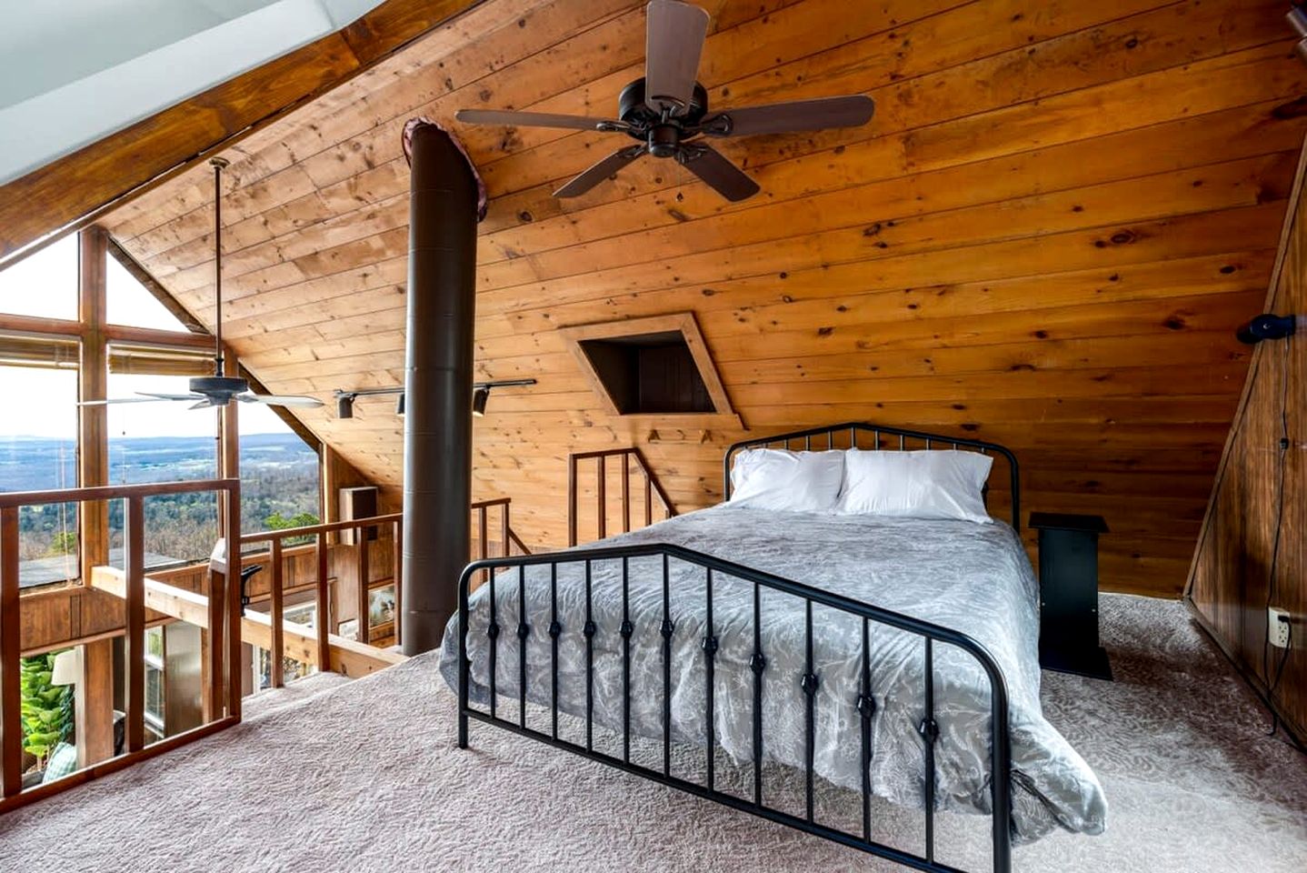 Mountaintop Cabin with Amazing Views, Hot Tub, Fire Pit and Deck - Surrounded by Nature in Capon Bridge, WV