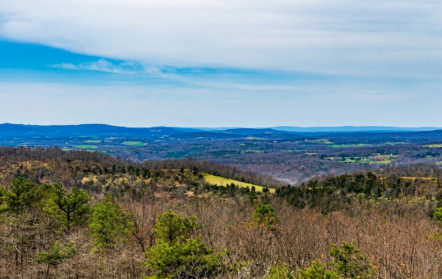 Mountaintop Cabin with Amazing Views, Hot Tub, Fire Pit and Deck - Surrounded by Nature in Capon Bridge, WV