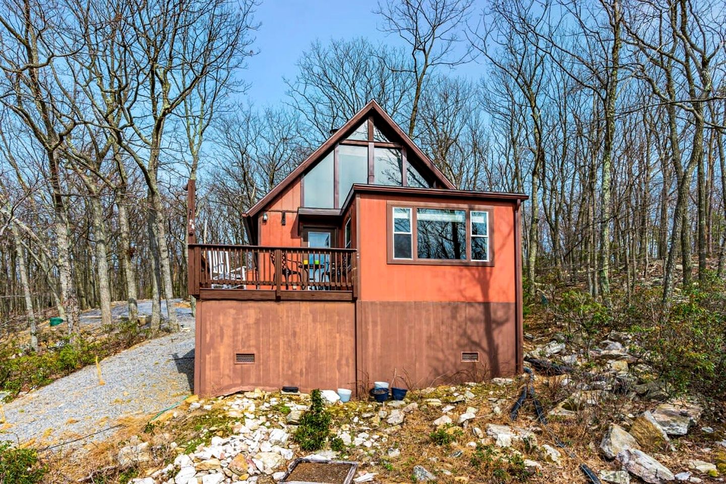 Mountaintop Cabin with Amazing Views, Hot Tub, Fire Pit and Deck - Surrounded by Nature in Capon Bridge, WV
