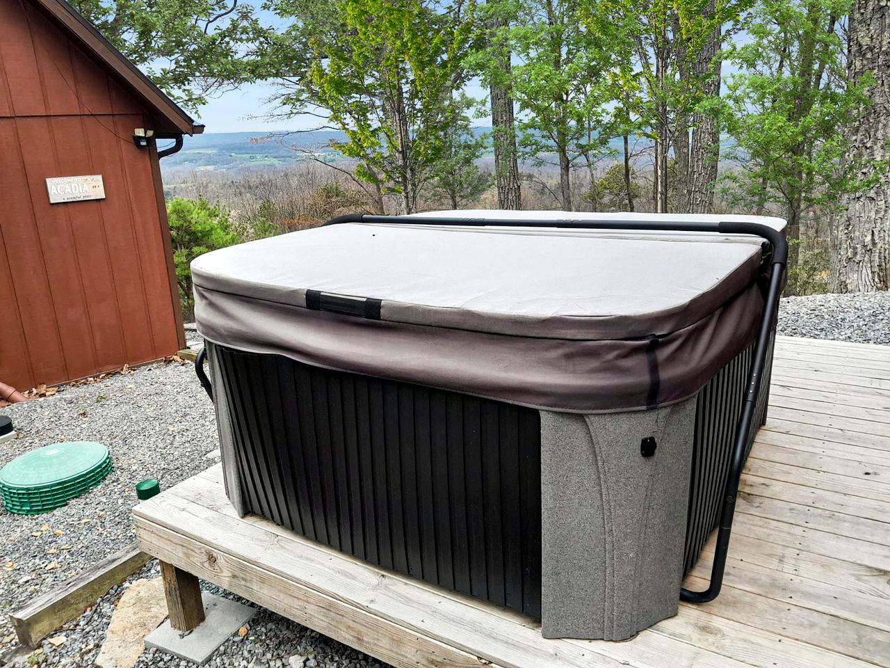 Mountaintop Cabin with Amazing Views, Hot Tub, Fire Pit and Deck - Surrounded by Nature in Capon Bridge, WV