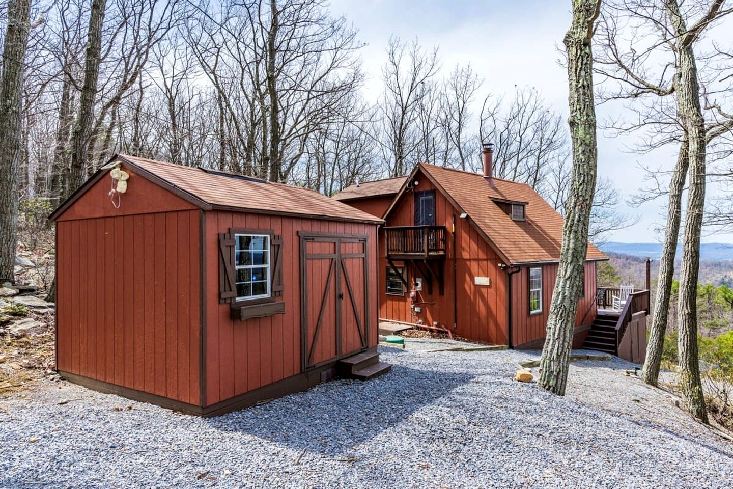 Mountaintop Cabin with Amazing Views, Hot Tub, Fire Pit and Deck - Surrounded by Nature in Capon Bridge, WV