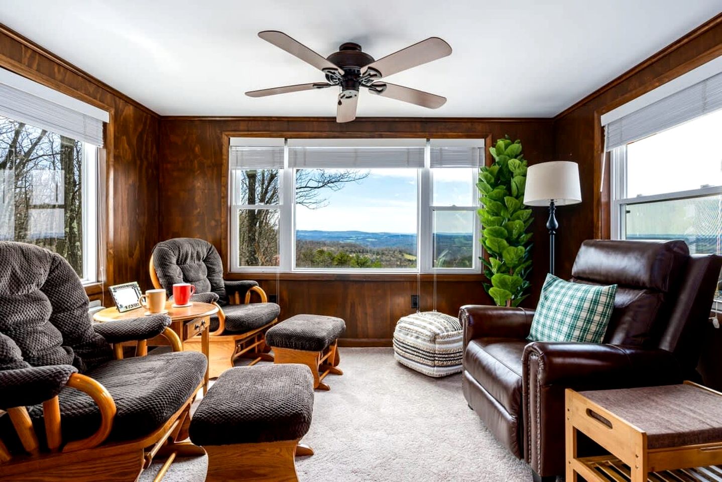 Mountaintop Cabin with Amazing Views, Hot Tub, Fire Pit and Deck - Surrounded by Nature in Capon Bridge, WV