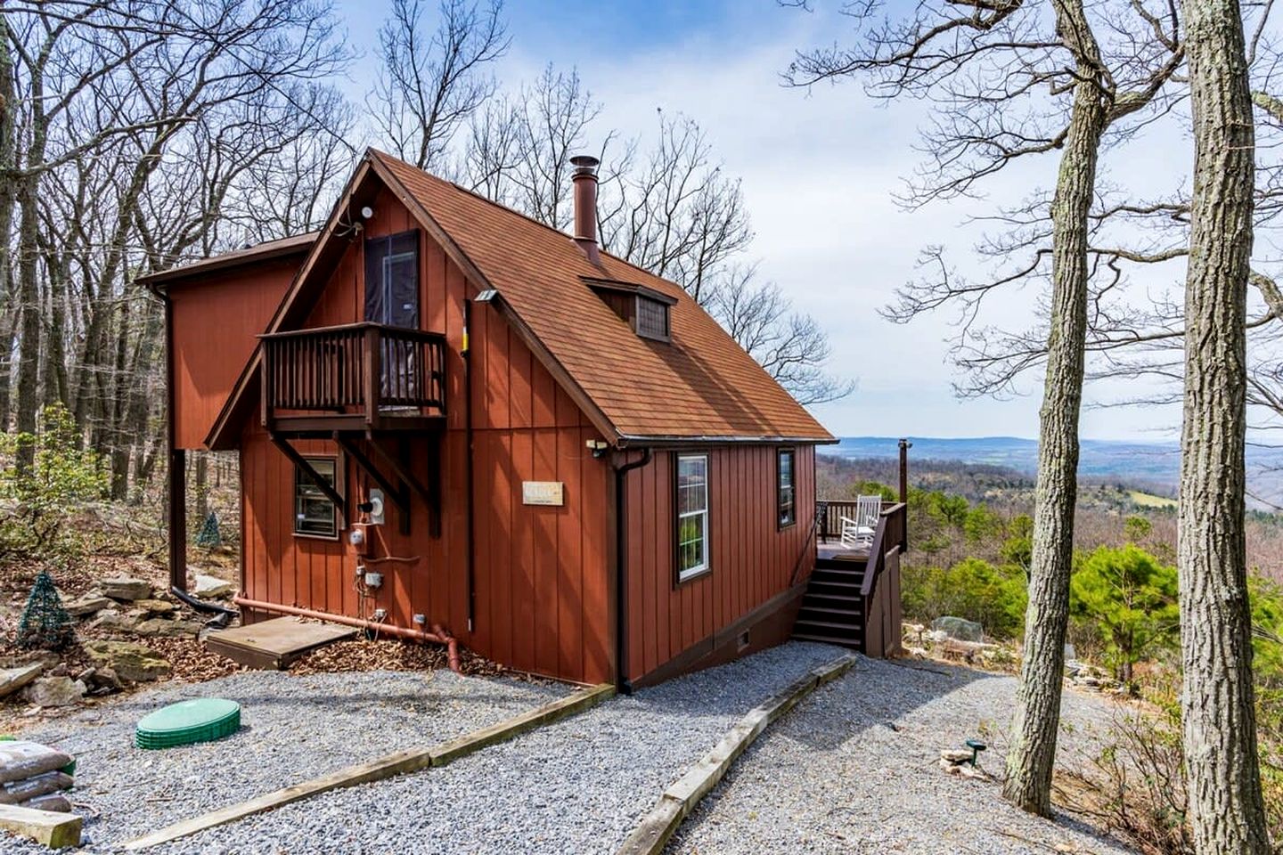 Mountaintop Cabin with Amazing Views, Hot Tub, Fire Pit and Deck - Surrounded by Nature in Capon Bridge, WV