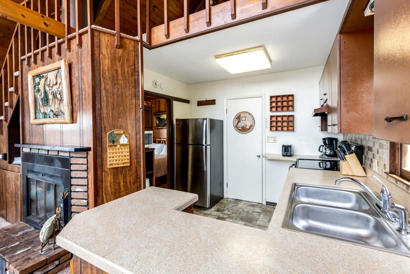 Mountaintop Cabin with Amazing Views, Hot Tub, Fire Pit and Deck - Surrounded by Nature in Capon Bridge, WV