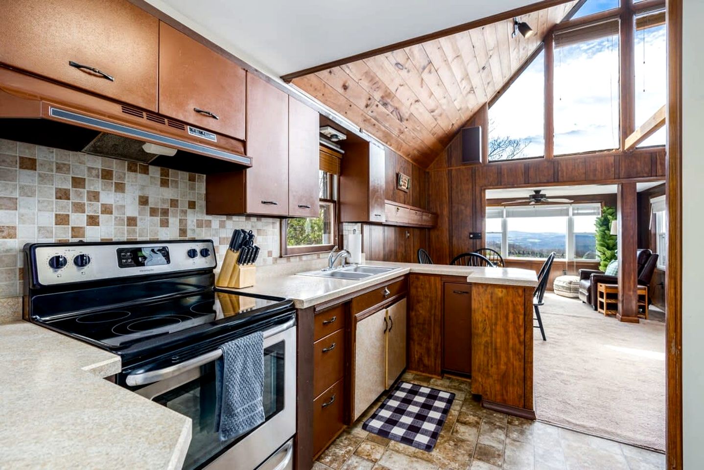 Mountaintop Cabin with Amazing Views, Hot Tub, Fire Pit and Deck - Surrounded by Nature in Capon Bridge, WV