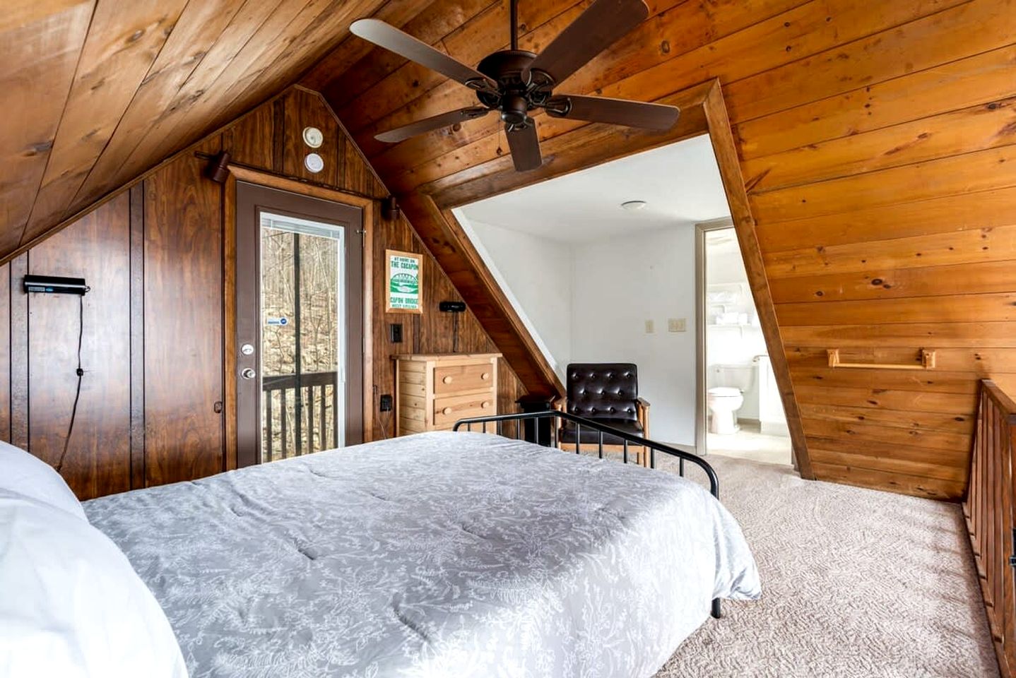 Mountaintop Cabin with Amazing Views, Hot Tub, Fire Pit and Deck - Surrounded by Nature in Capon Bridge, WV