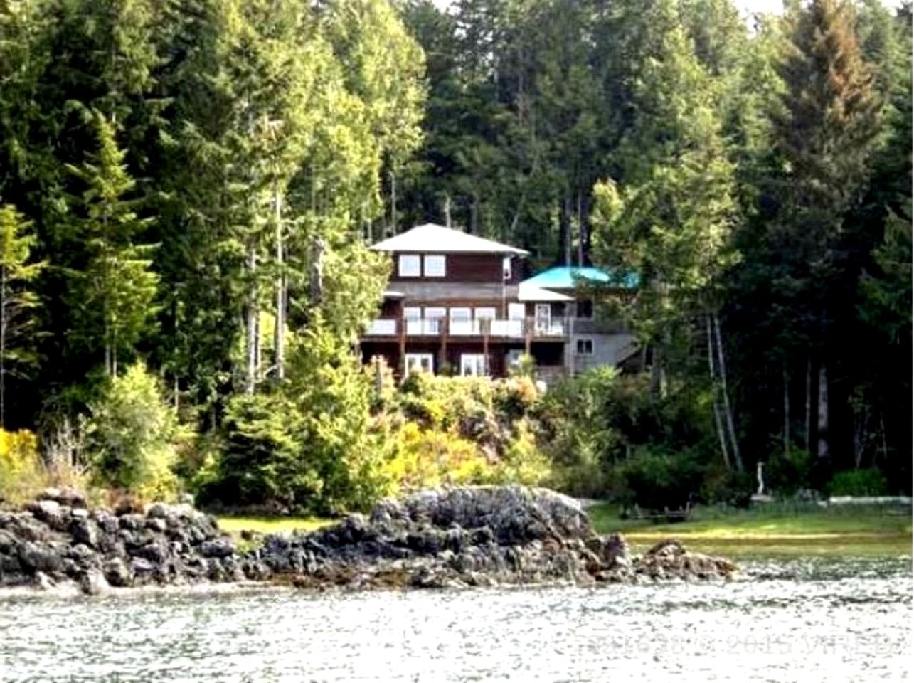 Lovely Room with a Private Hot Tub for a Peaceful Getaway near Ucluelet, British Columbia