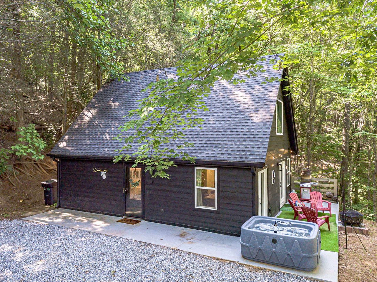 Lovely Secluded Cabin Surrounded by Trees in Clarkesville, Georgia