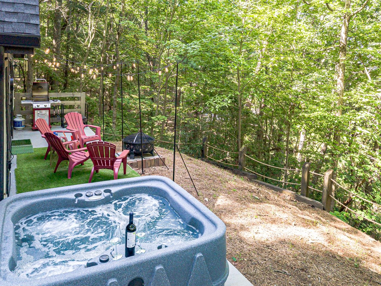 Lovely Secluded Cabin Surrounded by Trees in Clarkesville, Georgia