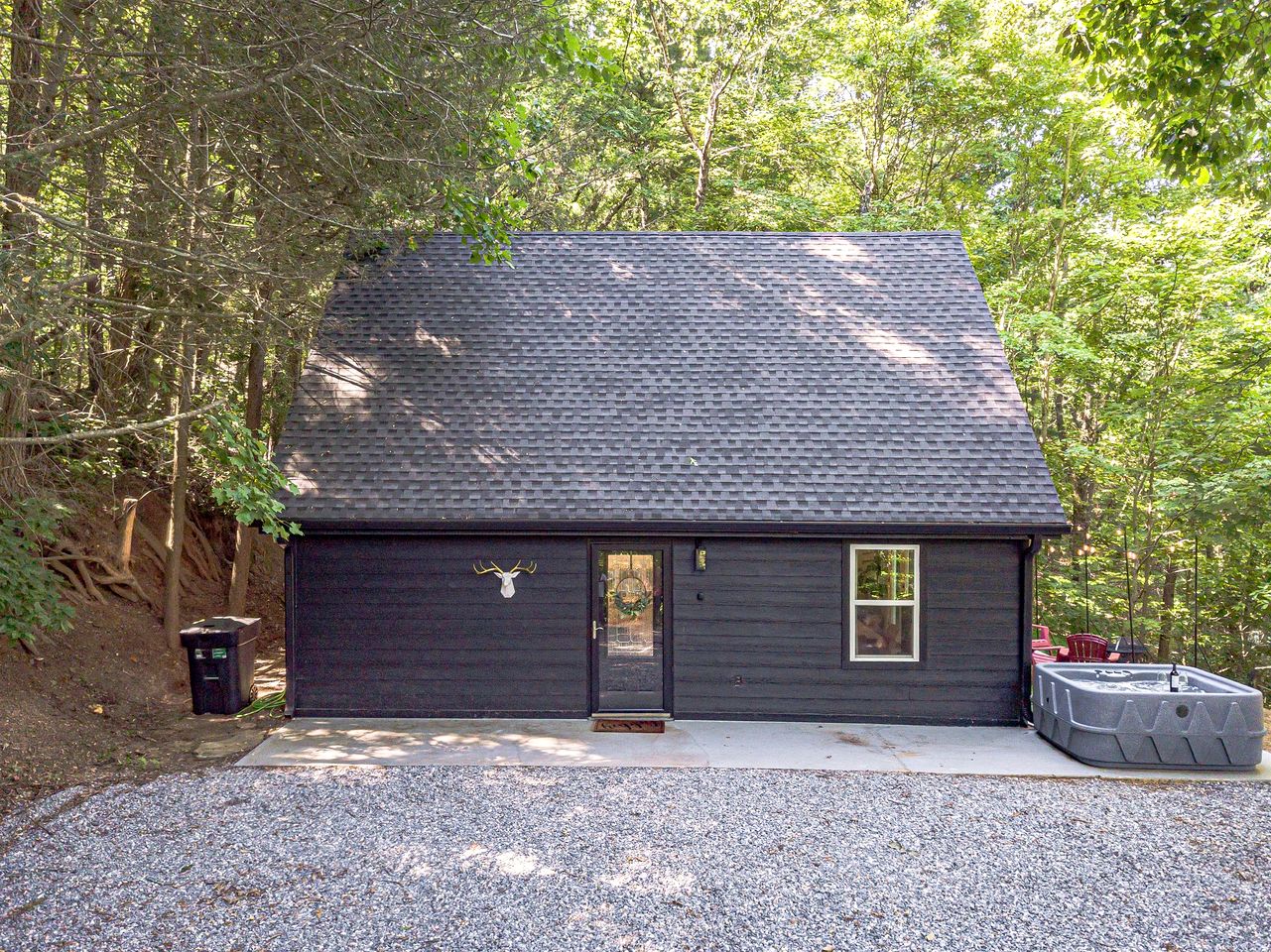 Lovely Secluded Cabin Surrounded by Trees in Clarkesville, Georgia
