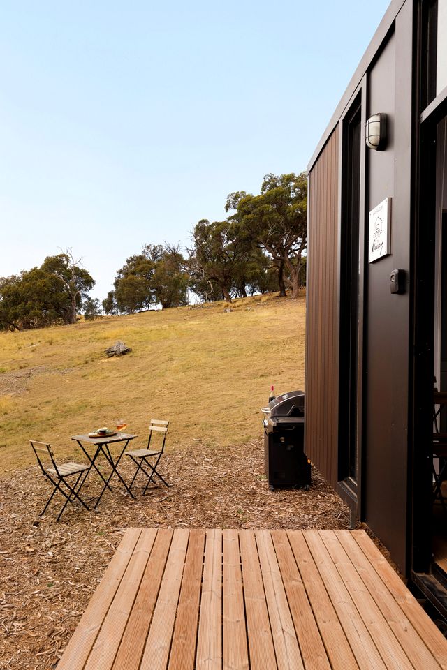 Lovely Tiny House with Outdoor Bath and Great Landscape Views in Victoria