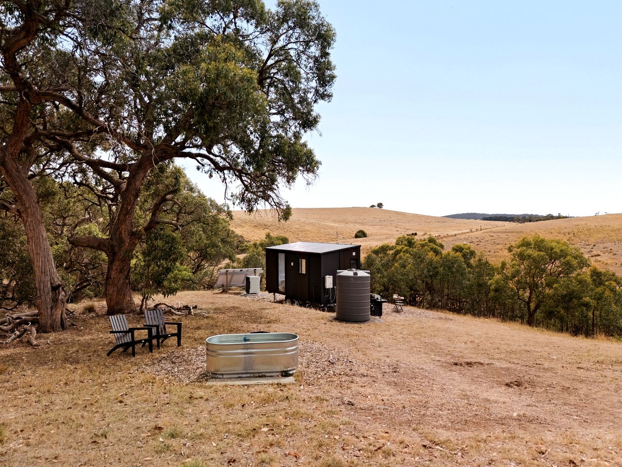Lovely Tiny House with Outdoor Bath and Great Landscape Views in Victoria