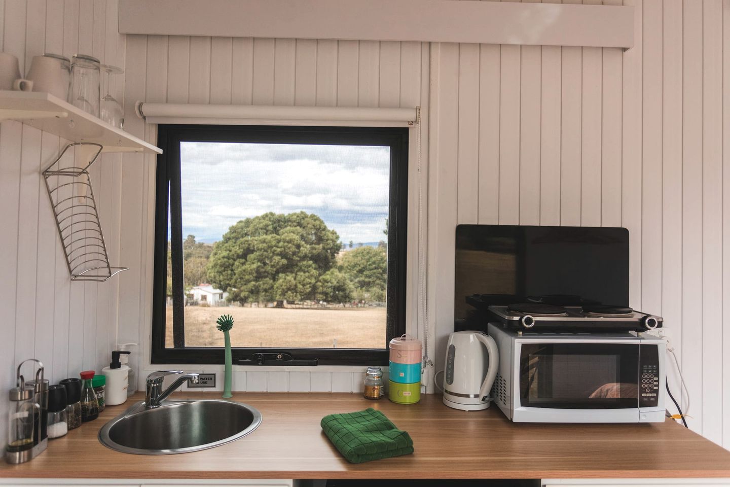 Lovely Tiny House Perfect for Outdoor and Water Activities with Firepit and Barbecue in Tasmania, Australia