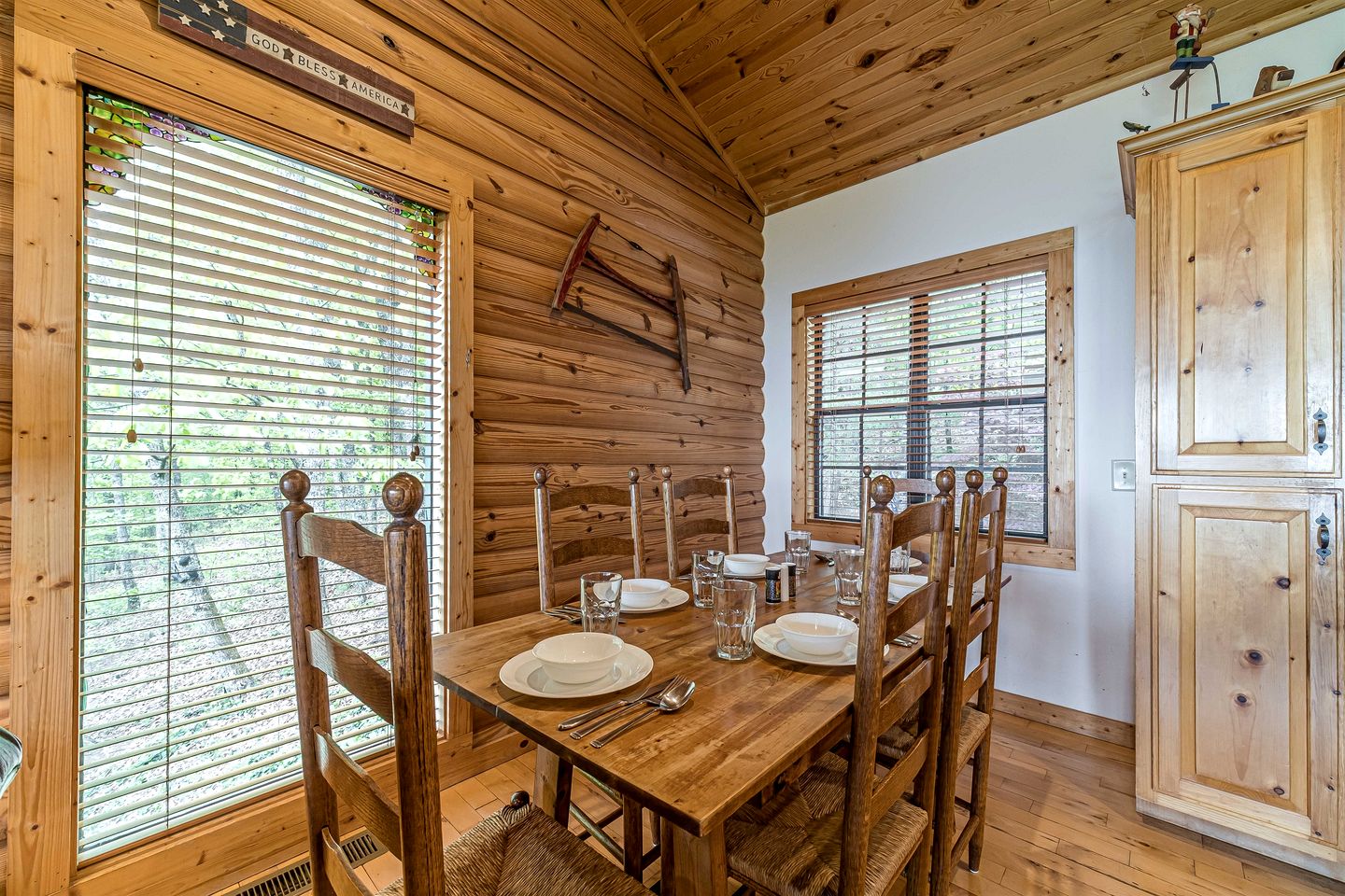 Lovely Wooden Cabin with Hot-tub and Barbecue in Cleveland, Georgia