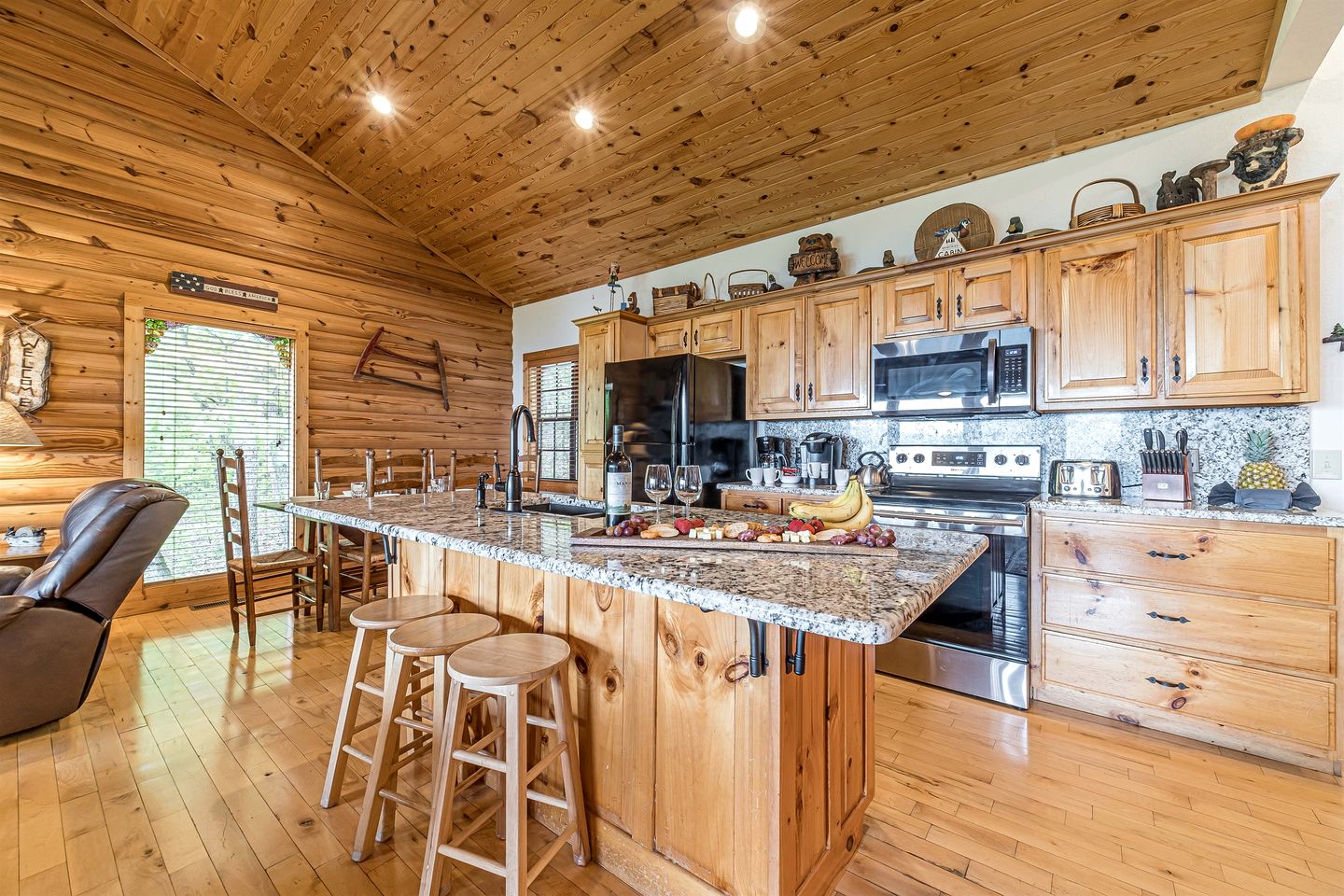 Lovely Wooden Cabin with Hot-tub and Barbecue in Cleveland, Georgia