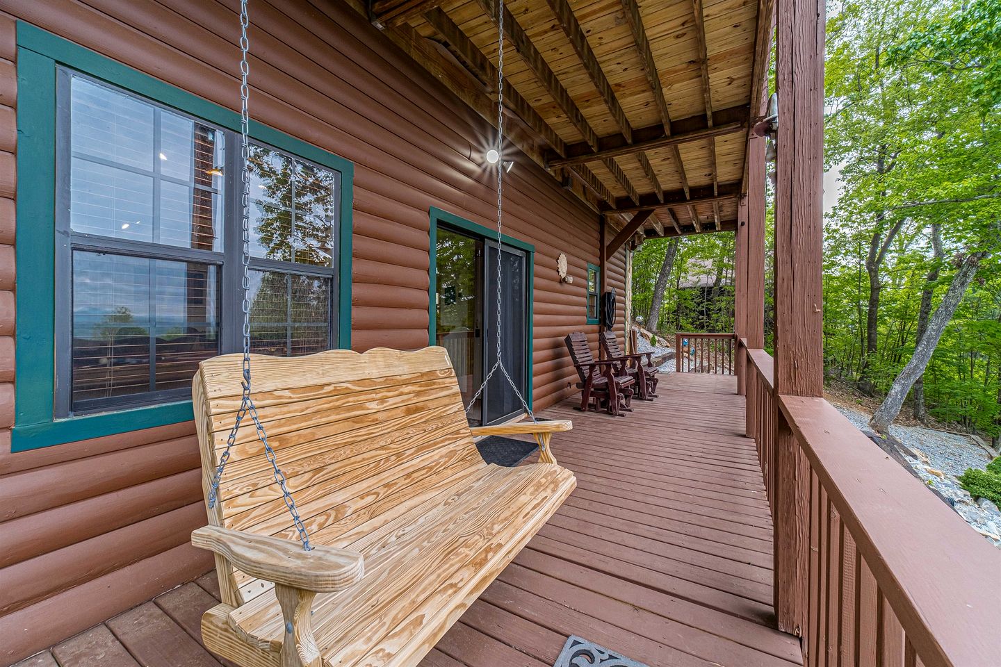 Lovely Wooden Cabin with Hot-tub and Barbecue in Cleveland, Georgia
