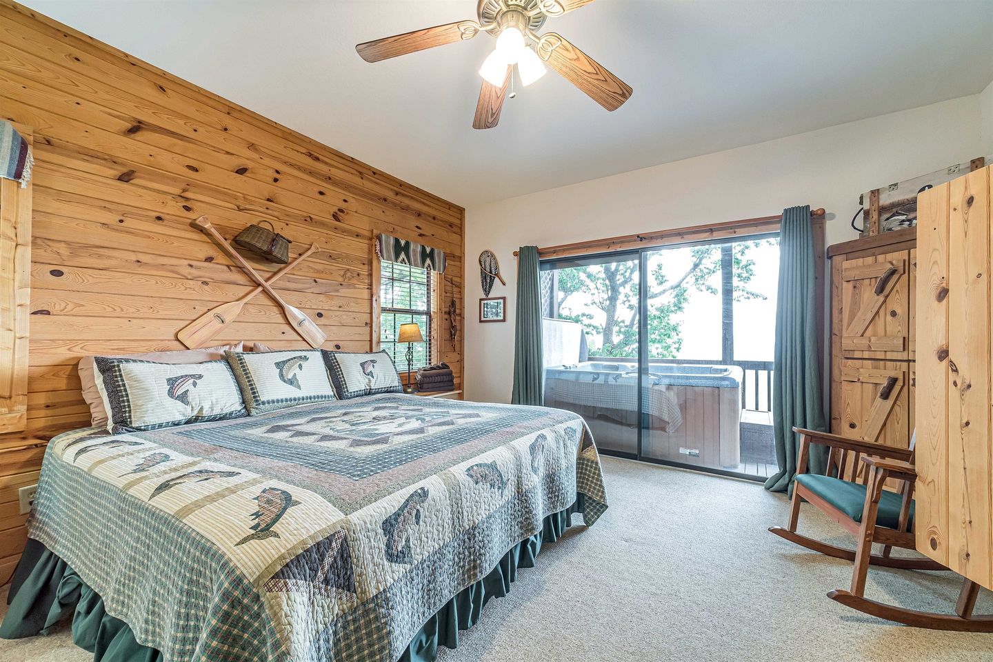 Lovely Wooden Cabin with Hot-tub and Barbecue in Cleveland, Georgia