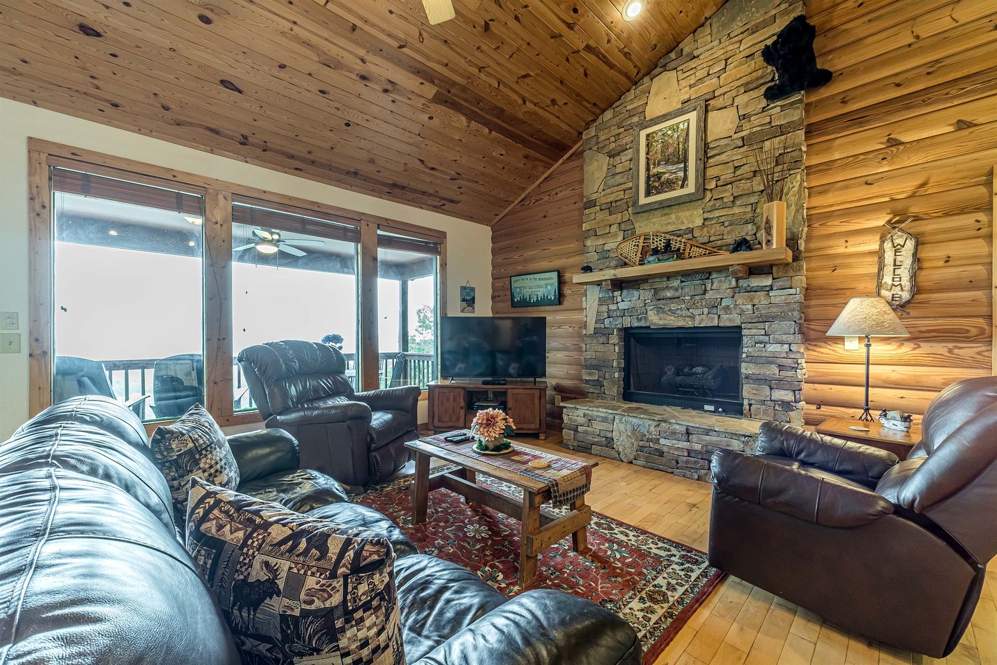 Lovely Wooden Cabin with Hot-tub and Barbecue in Cleveland, Georgia