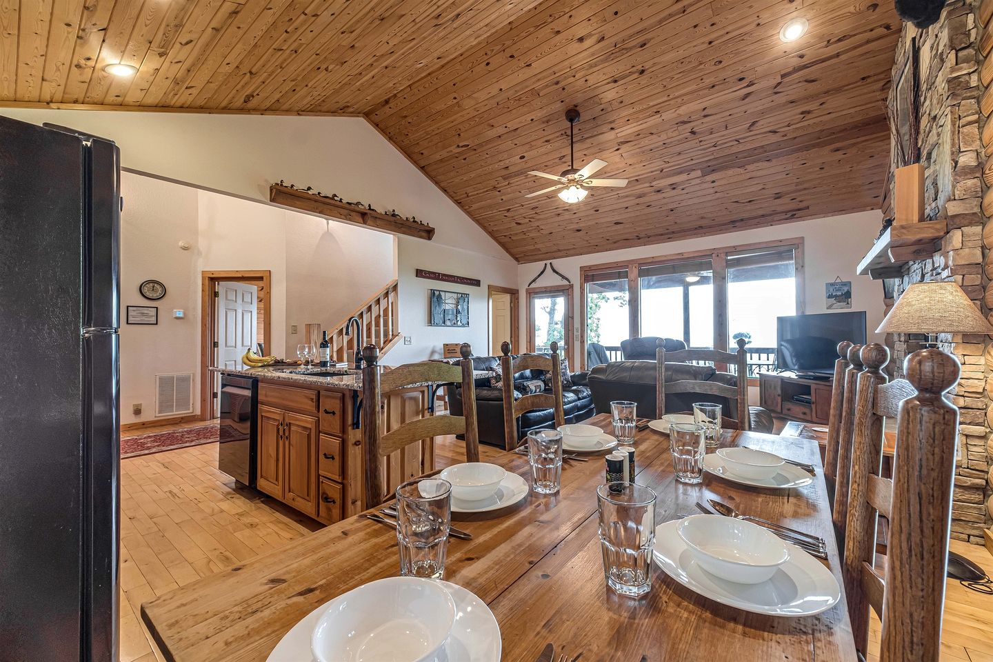 Lovely Wooden Cabin with Hot-tub and Barbecue in Cleveland, Georgia