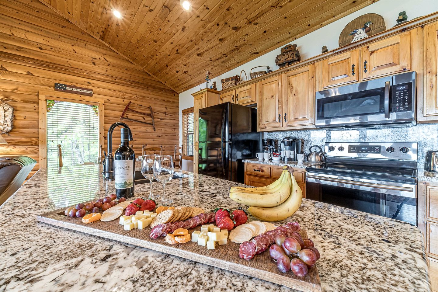 Lovely Wooden Cabin with Hot-tub and Barbecue in Cleveland, Georgia