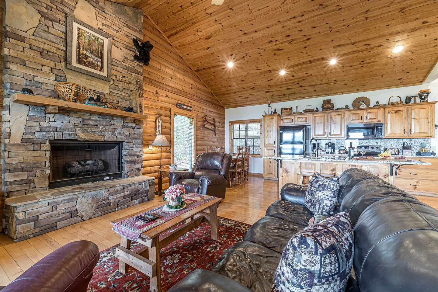 Lovely Wooden Cabin with Hot-tub and Barbecue in Cleveland, Georgia
