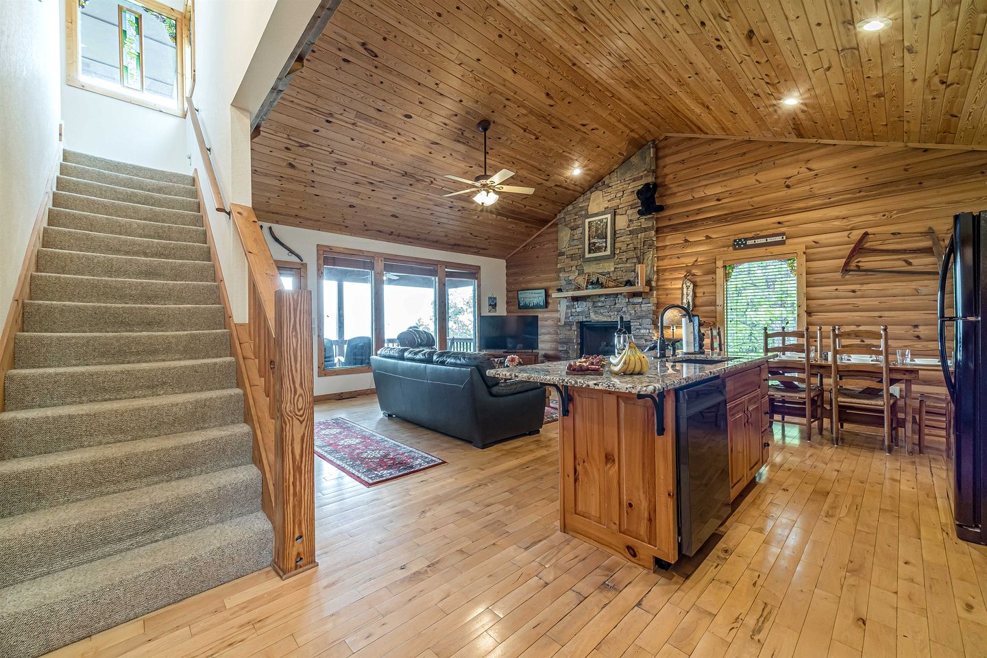 Lovely Wooden Cabin with Hot-tub and Barbecue in Cleveland, Georgia