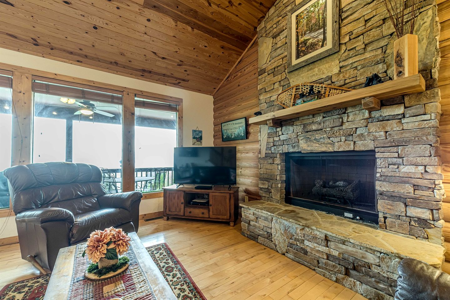 Lovely Wooden Cabin with Hot-tub and Barbecue in Cleveland, Georgia