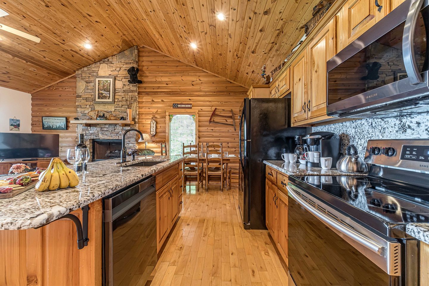 Lovely Wooden Cabin with Hot-tub and Barbecue in Cleveland, Georgia
