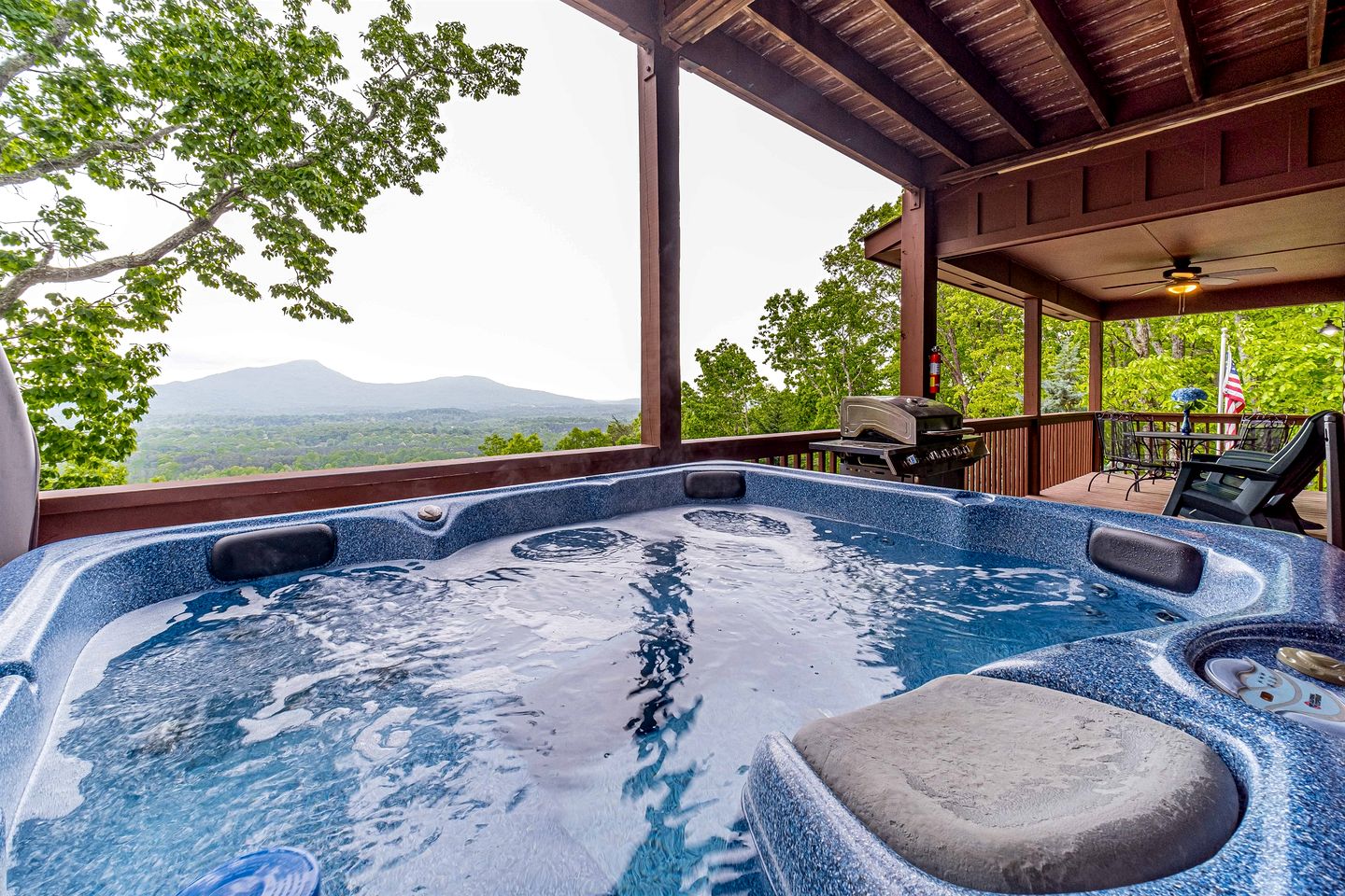 Lovely Wooden Cabin with Hot-tub and Barbecue in Cleveland, Georgia