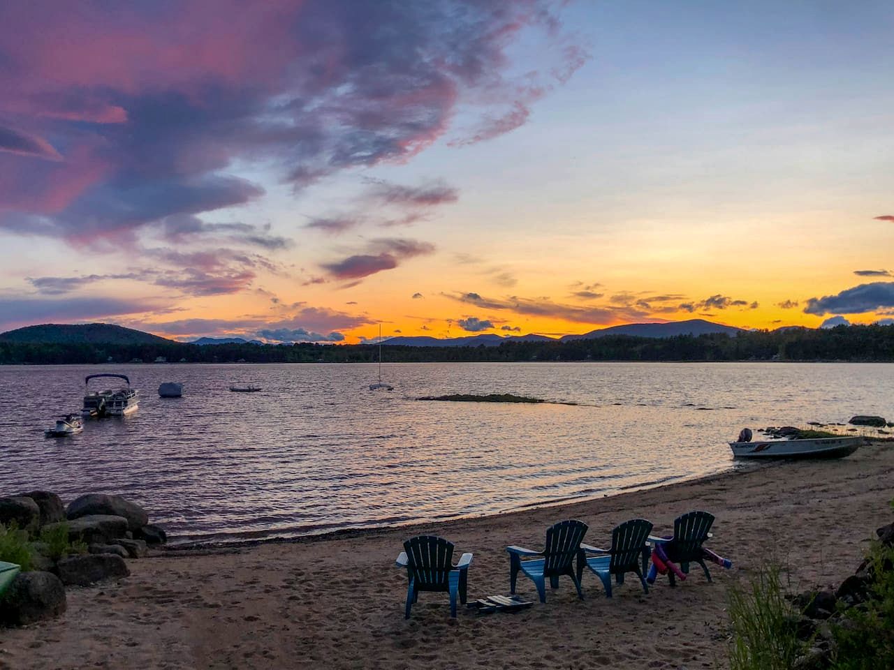 Gorgeous Cozy Cabin by the Lake with Kayaks and Fire Pit for an Exciting Adventure in Nature in Fryeburg, Maine