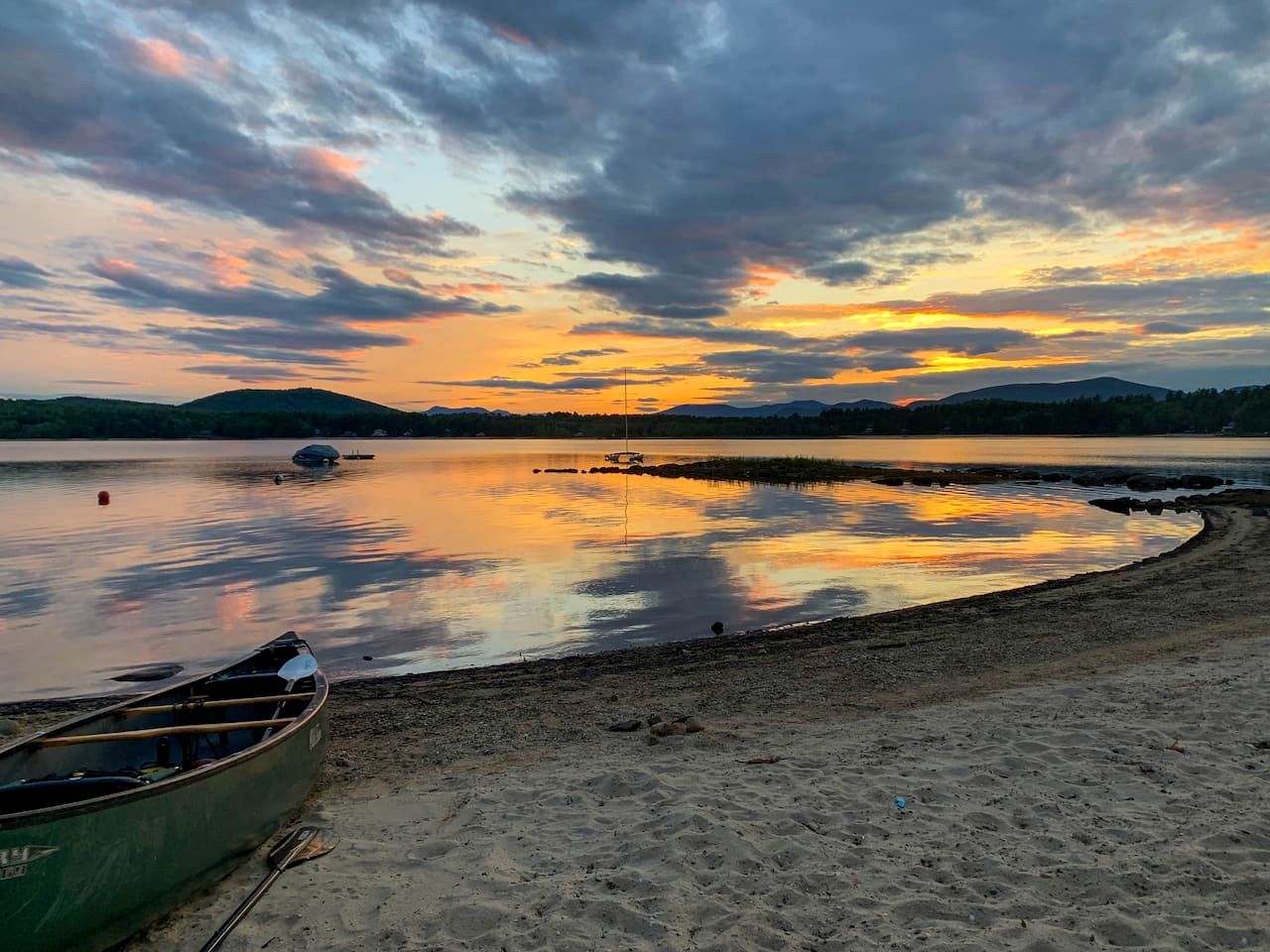 Gorgeous Cozy Cabin by the Lake with Kayaks and Fire Pit for an Exciting Adventure in Nature in Fryeburg, Maine
