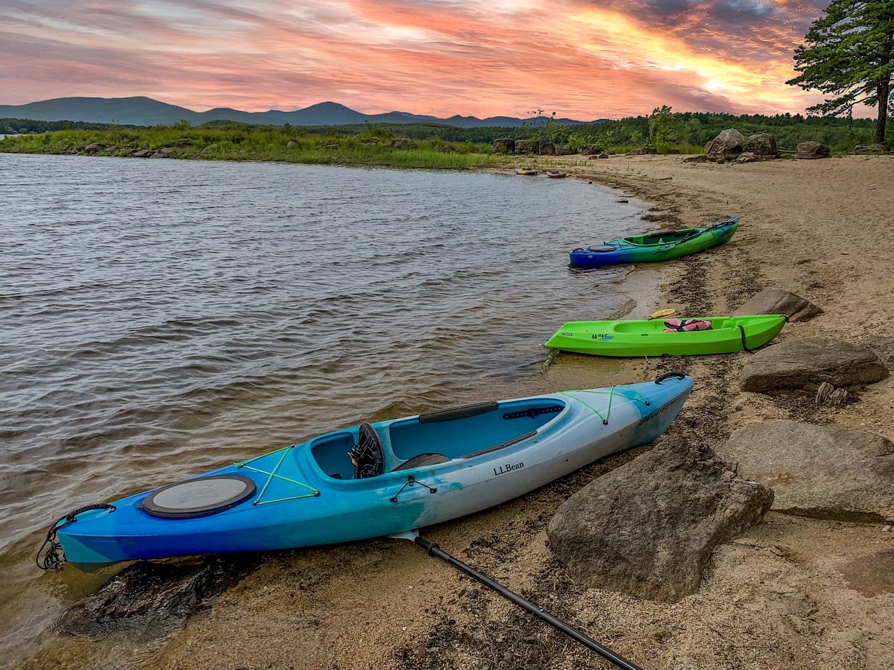Gorgeous Cozy Cabin by the Lake with Kayaks and Fire Pit for an Exciting Adventure in Nature in Fryeburg, Maine