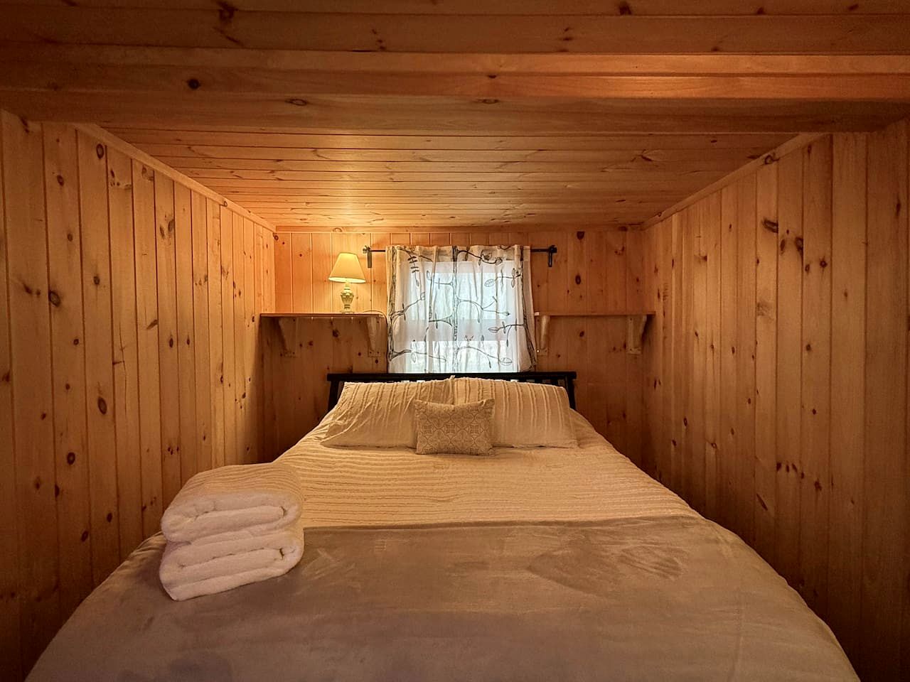 Gorgeous Cozy Cabin by the Lake with Kayaks and Fire Pit for an Exciting Adventure in Nature in Fryeburg, Maine