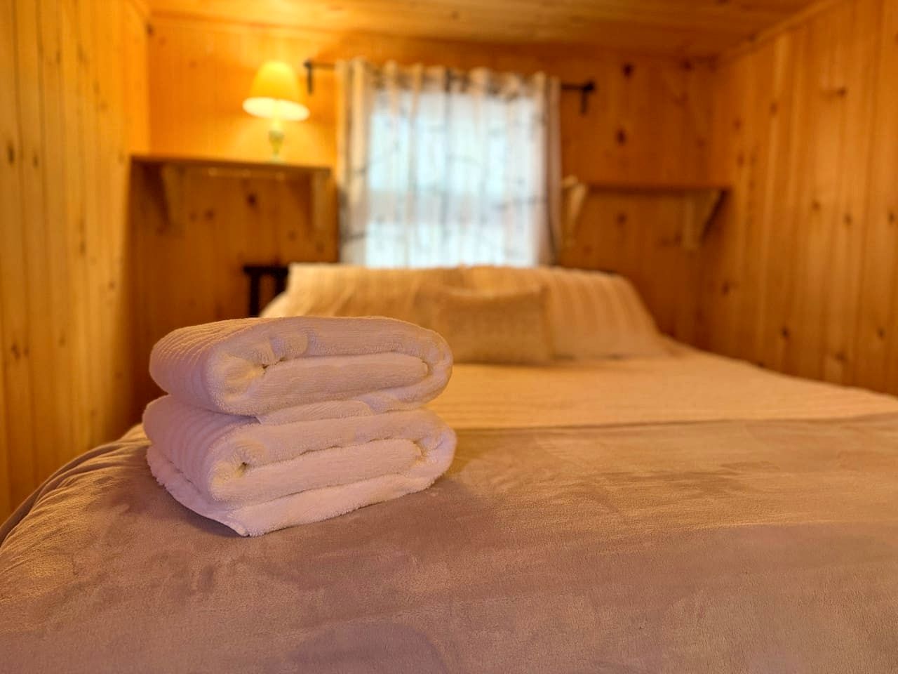 Gorgeous Cozy Cabin by the Lake with Kayaks and Fire Pit for an Exciting Adventure in Nature in Fryeburg, Maine