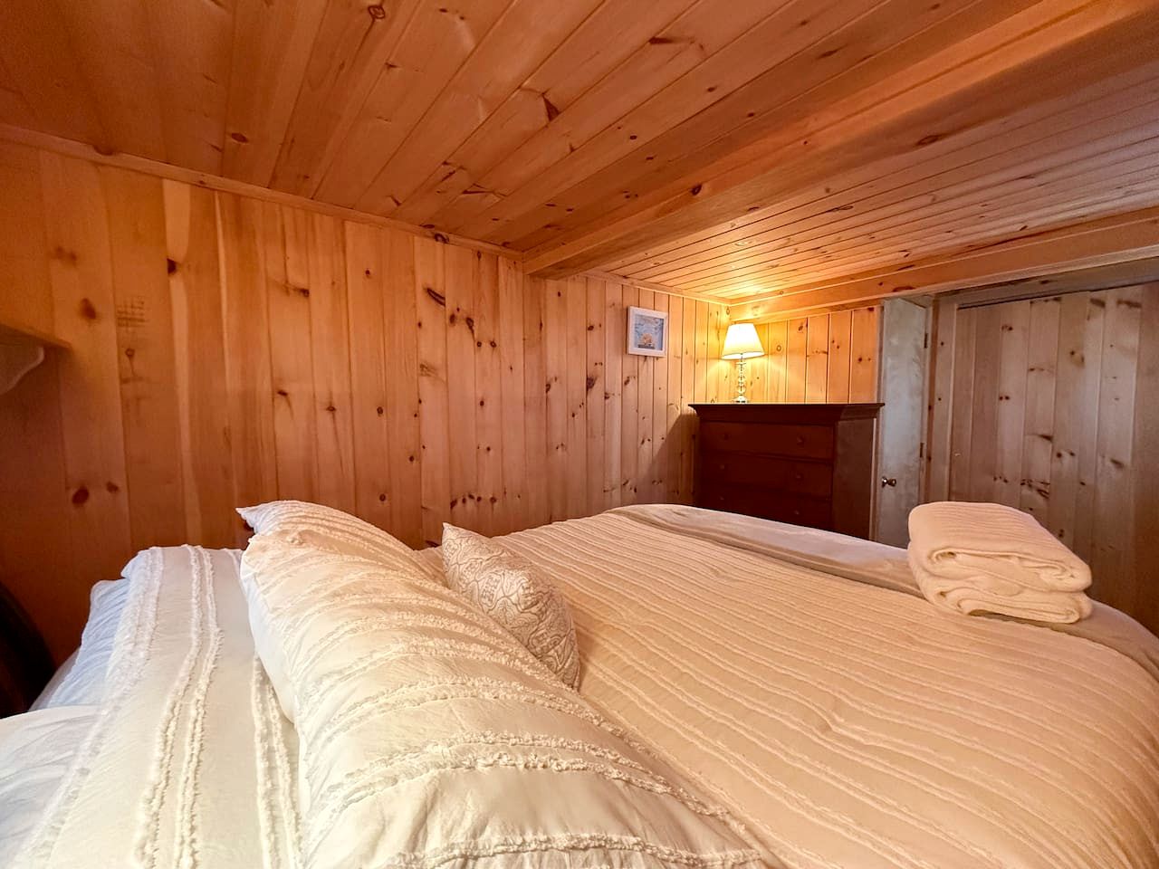 Gorgeous Cozy Cabin by the Lake with Kayaks and Fire Pit for an Exciting Adventure in Nature in Fryeburg, Maine