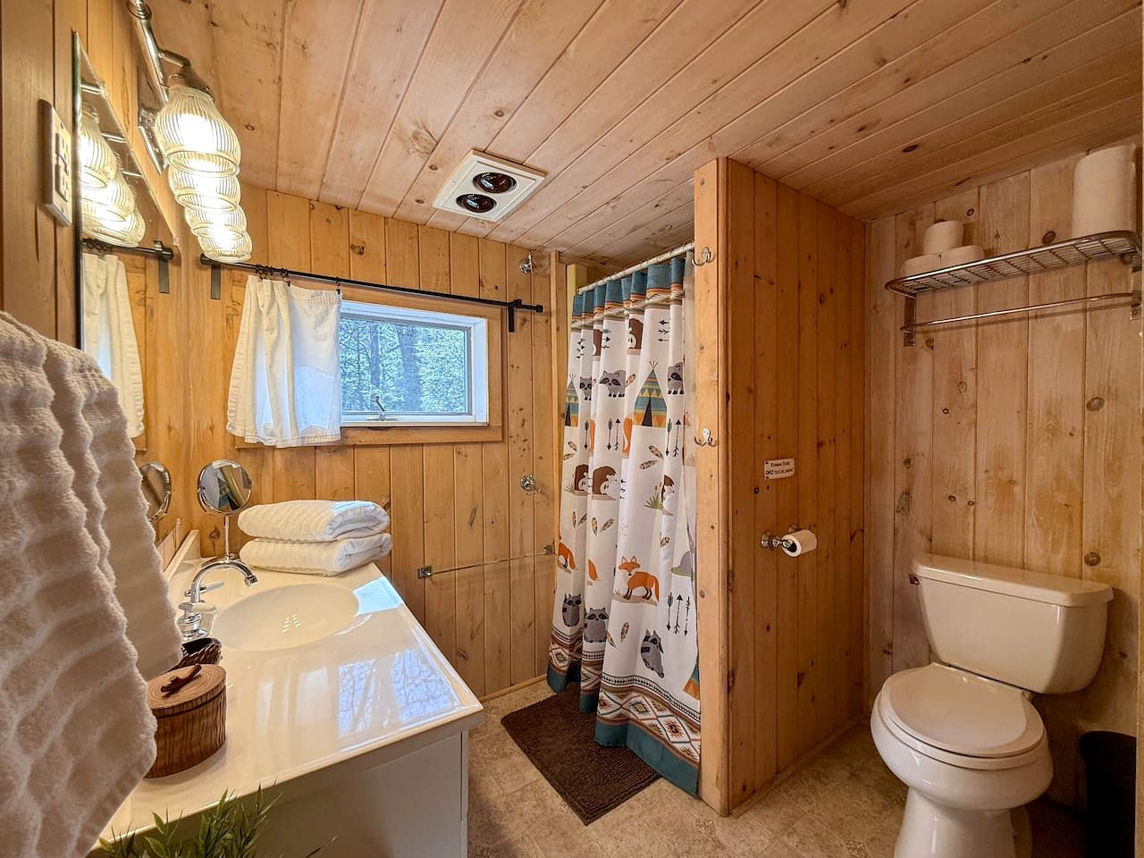 Gorgeous Cozy Cabin by the Lake with Kayaks and Fire Pit for an Exciting Adventure in Nature in Fryeburg, Maine