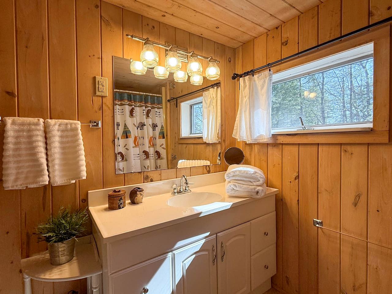 Gorgeous Cozy Cabin by the Lake with Kayaks and Fire Pit for an Exciting Adventure in Nature in Fryeburg, Maine