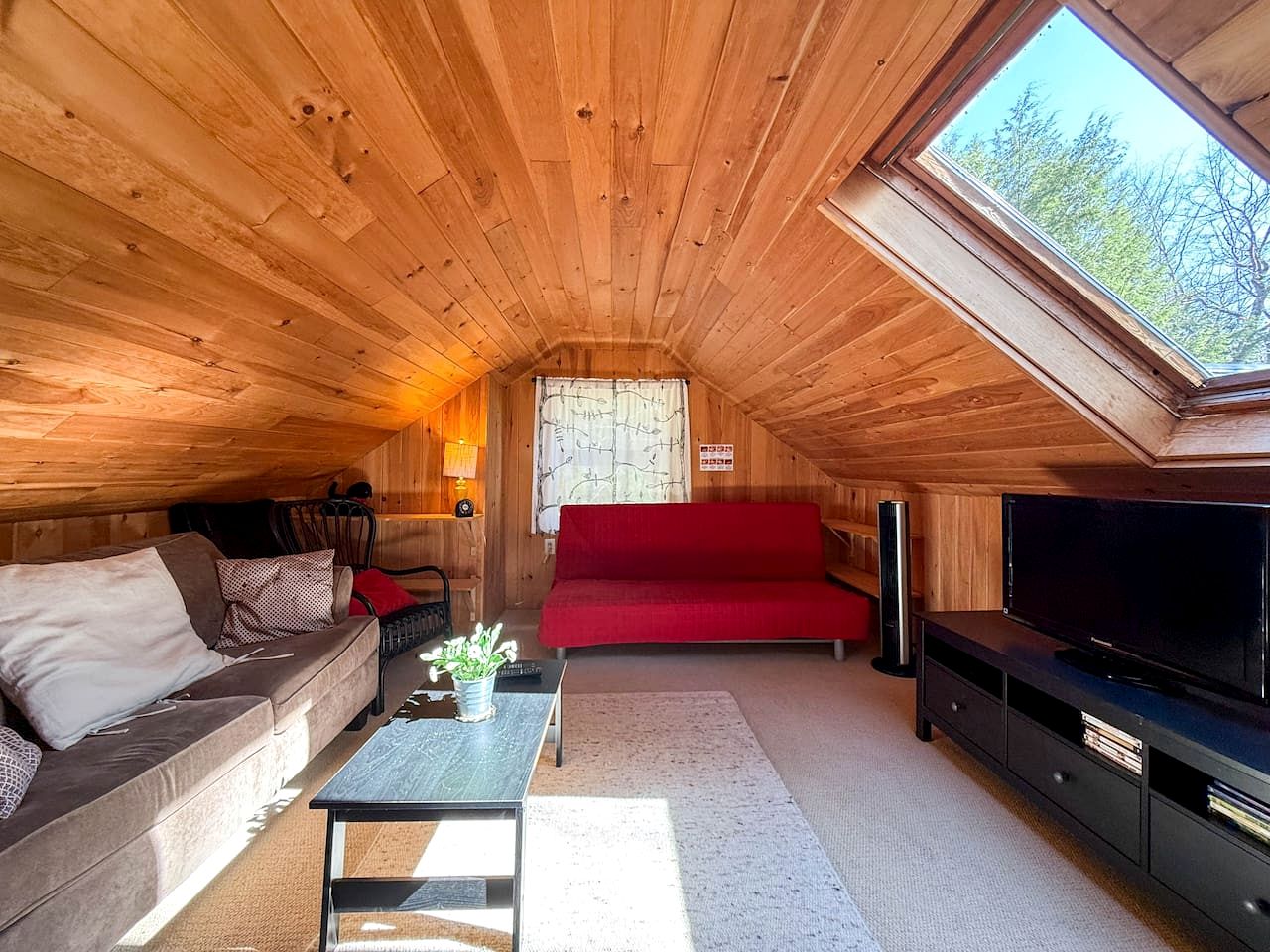 Gorgeous Cozy Cabin by the Lake with Kayaks and Fire Pit for an Exciting Adventure in Nature in Fryeburg, Maine