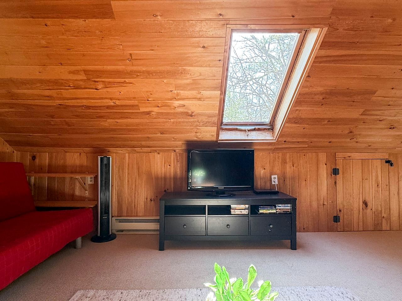 Gorgeous Cozy Cabin by the Lake with Kayaks and Fire Pit for an Exciting Adventure in Nature in Fryeburg, Maine