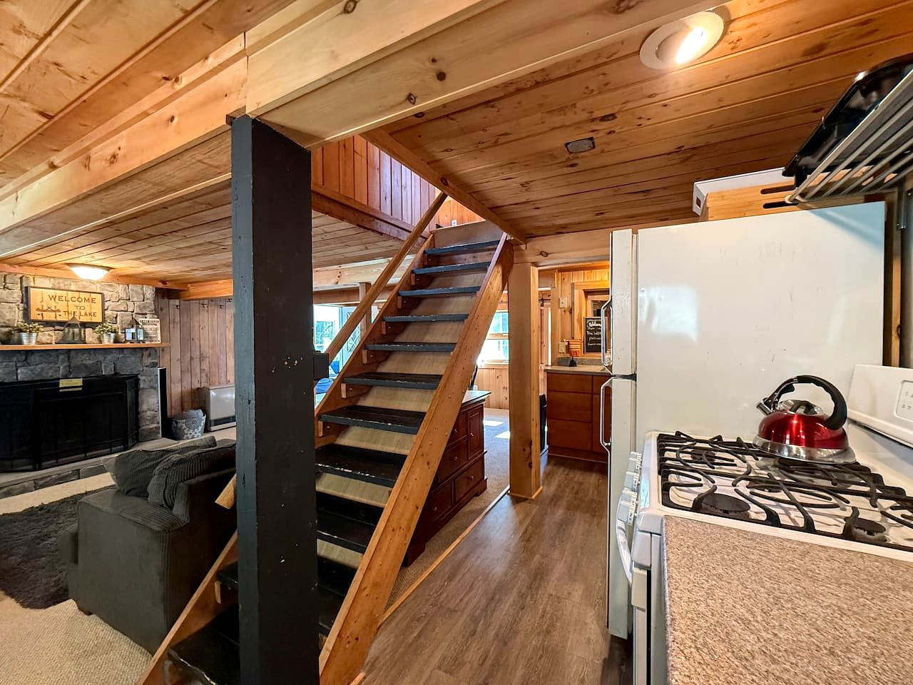 Gorgeous Cozy Cabin by the Lake with Kayaks and Fire Pit for an Exciting Adventure in Nature in Fryeburg, Maine