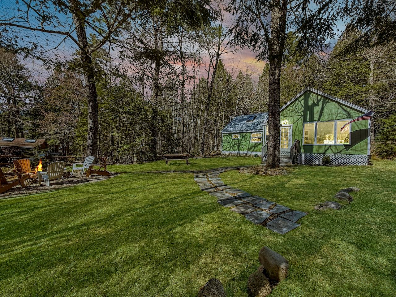 Gorgeous Cozy Cabin by the Lake with Kayaks and Fire Pit for an Exciting Adventure in Nature in Fryeburg, Maine