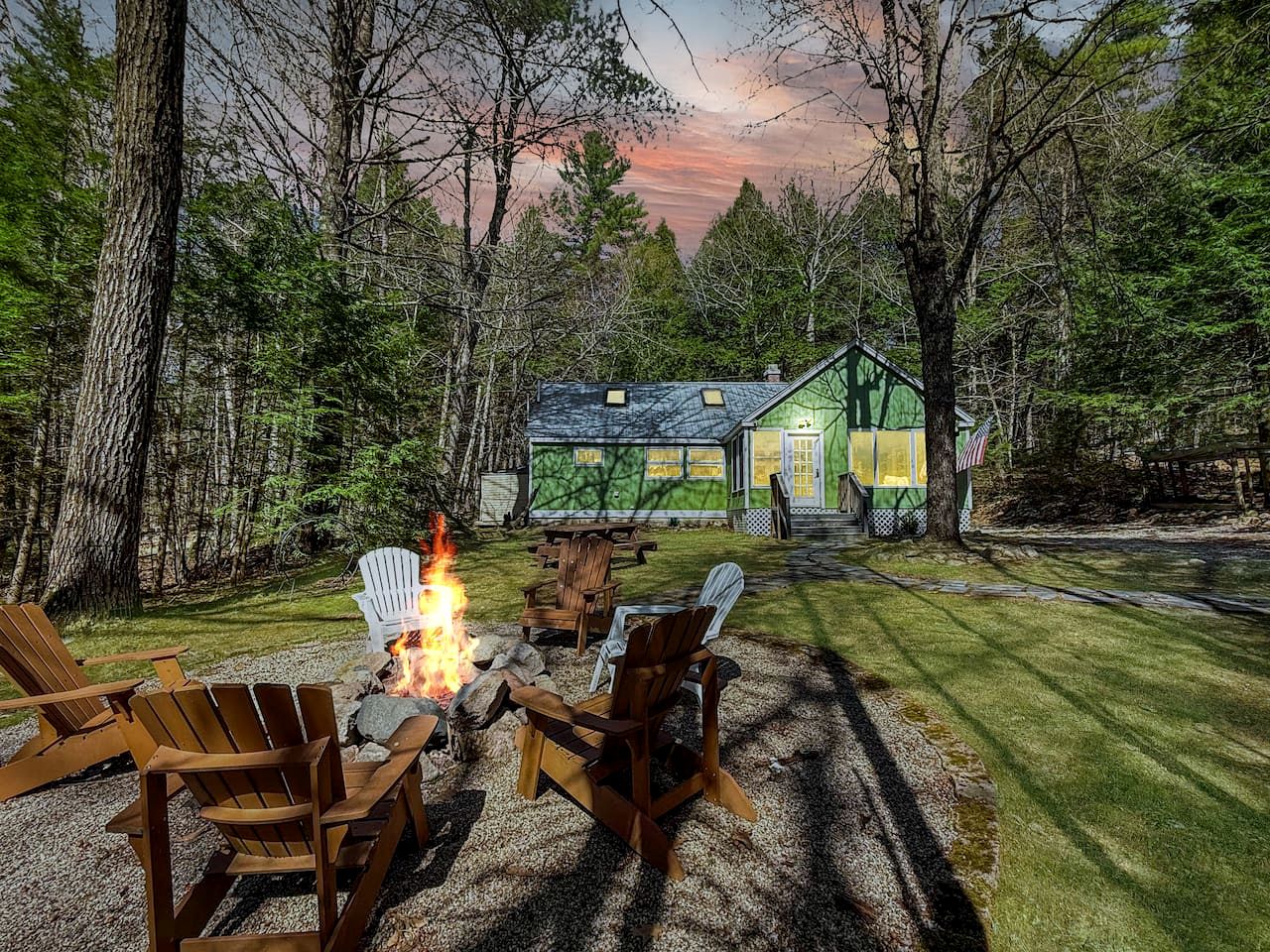 Gorgeous Cozy Cabin by the Lake with Kayaks and Fire Pit for an Exciting Adventure in Nature in Fryeburg, Maine