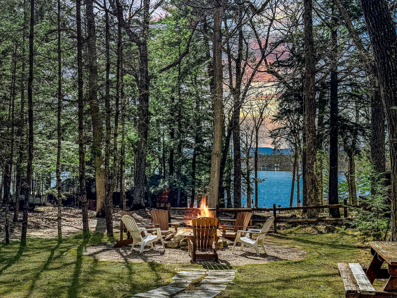 Gorgeous Cozy Cabin by the Lake with Kayaks and Fire Pit for an Exciting Adventure in Nature in Fryeburg, Maine