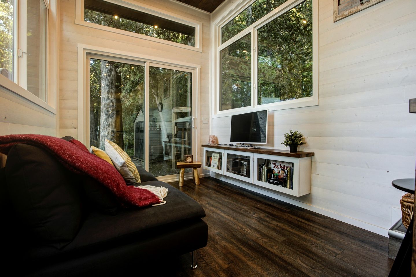 Fantastic Secluded Tiny House with Barbecue and Gorgeous Sights in Petawawa, Ontario
