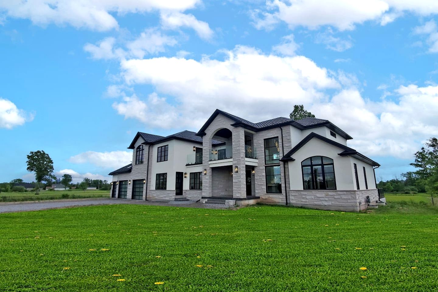 Luxurious Chalet with Stunning Niagara River Views near Niagara Falls, Fort Erie Ontario